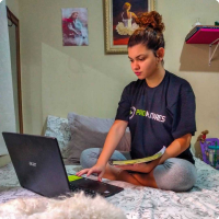 aprovada segurando medalha